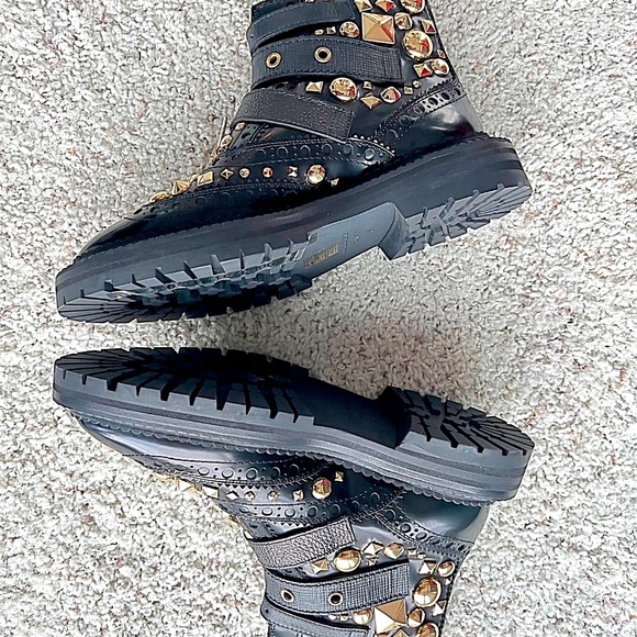 BURBERRY EVERDON STUDDED GLOSSED LEATHER ANKLE BOOT - Picture 7 of 10